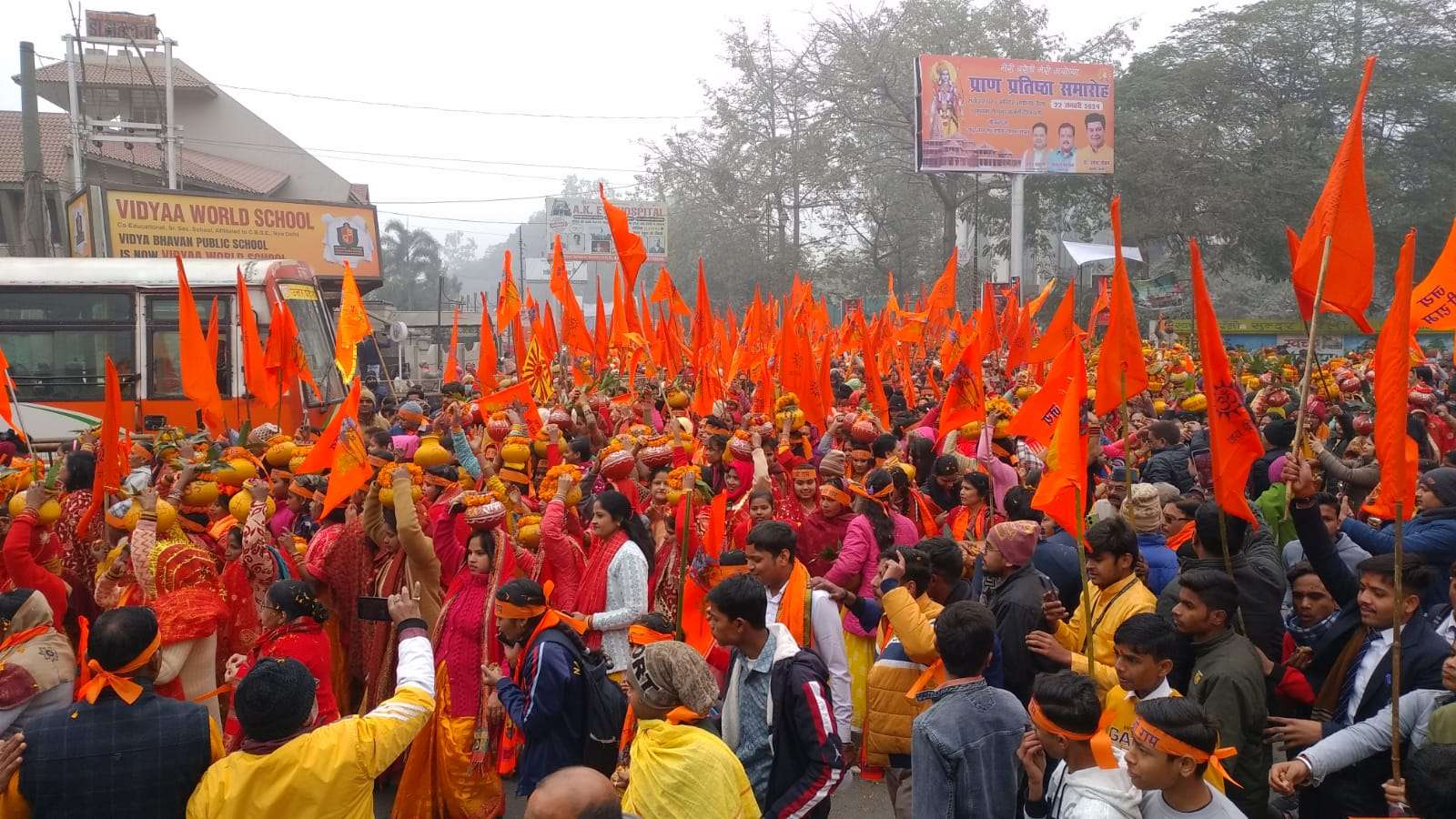 रामदूतों के जोश से राममय हुई नाथ नगरी बरेली, सड़कों पर उमड़ा केसरिया सैलाब